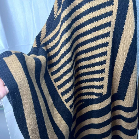 ⭐️2/$10  Charlotte Russe Striped‎ Cape Shawl Size Medium - Picture 9 of 9